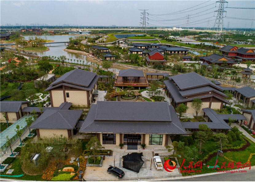 圖為邢臺展園。邢臺展園采用新中式建筑風格,打造中醫藥養生館,將定期聘請國醫大師,線上線下宣揚中醫文化,主要包括中醫傳統理療、禪靜修心、素食餐飲等內容。人民雄安網 李兆民攝