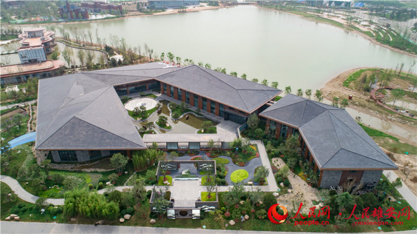 圖為廊坊展園。廊坊展園定位為文化藝術館,主要功能以文化藝術為核心,打造集文化藝術、民俗活動、康養、電子動漫于一體的特色展館。人民雄安網 李兆民攝