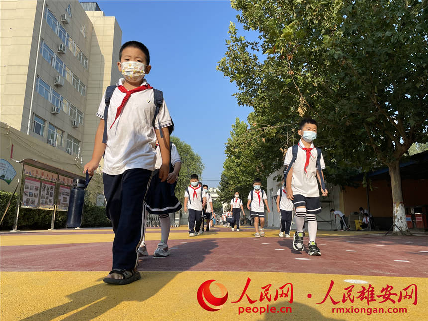 圖為北京市朝陽(yáng)區(qū)實(shí)驗(yàn)小學(xué)雄安校區(qū)學(xué)生們有序步入校園。霍少軒攝