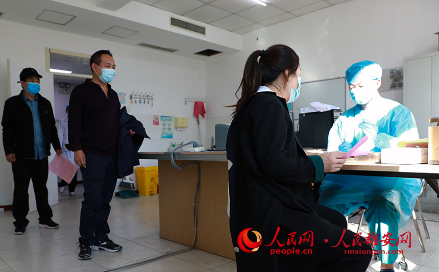 雄安新區(qū)容城縣人民醫(yī)院疫苗接種點(diǎn),接種者自覺(jué)排隊(duì),保持一米距離。人民網(wǎng) 宋燁文攝