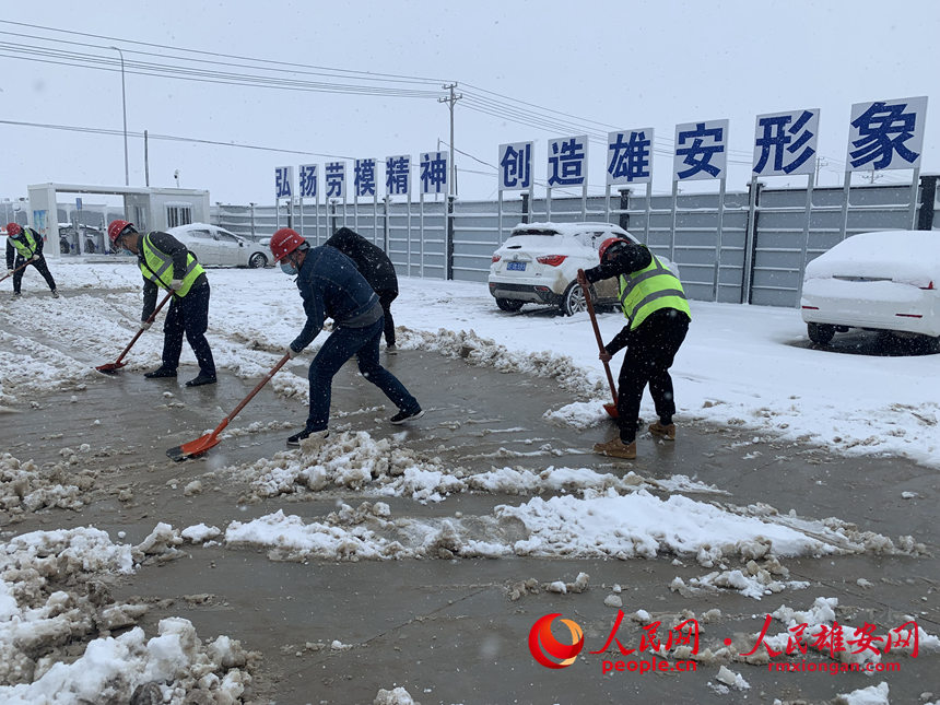 中國電建市政集團啟動區(qū)1210二標項目聯(lián)合監(jiān)理單位組織黨團員和群眾清掃“雄安新區(qū)第一雪”,保障道路暢通和大家出行安全。雄安集團基礎建設公司供圖