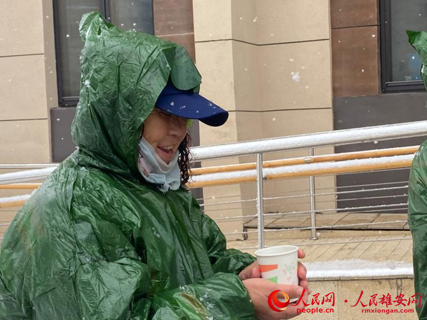 雄安集團(tuán)生態(tài)建設(shè)公司為清理積雪的環(huán)衛(wèi)工人送來(lái)姜湯,暖身更暖心。雄安集團(tuán)生態(tài)建設(shè)公司供圖