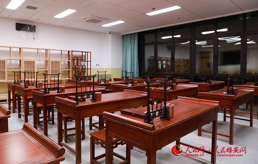 雄安容和悅?cè)菪W(xué)的書(shū)法教室,可供40名學(xué)生學(xué)習(xí)書(shū)法,全木質(zhì)桌椅,古色古香。人民網(wǎng) 宋燁文攝