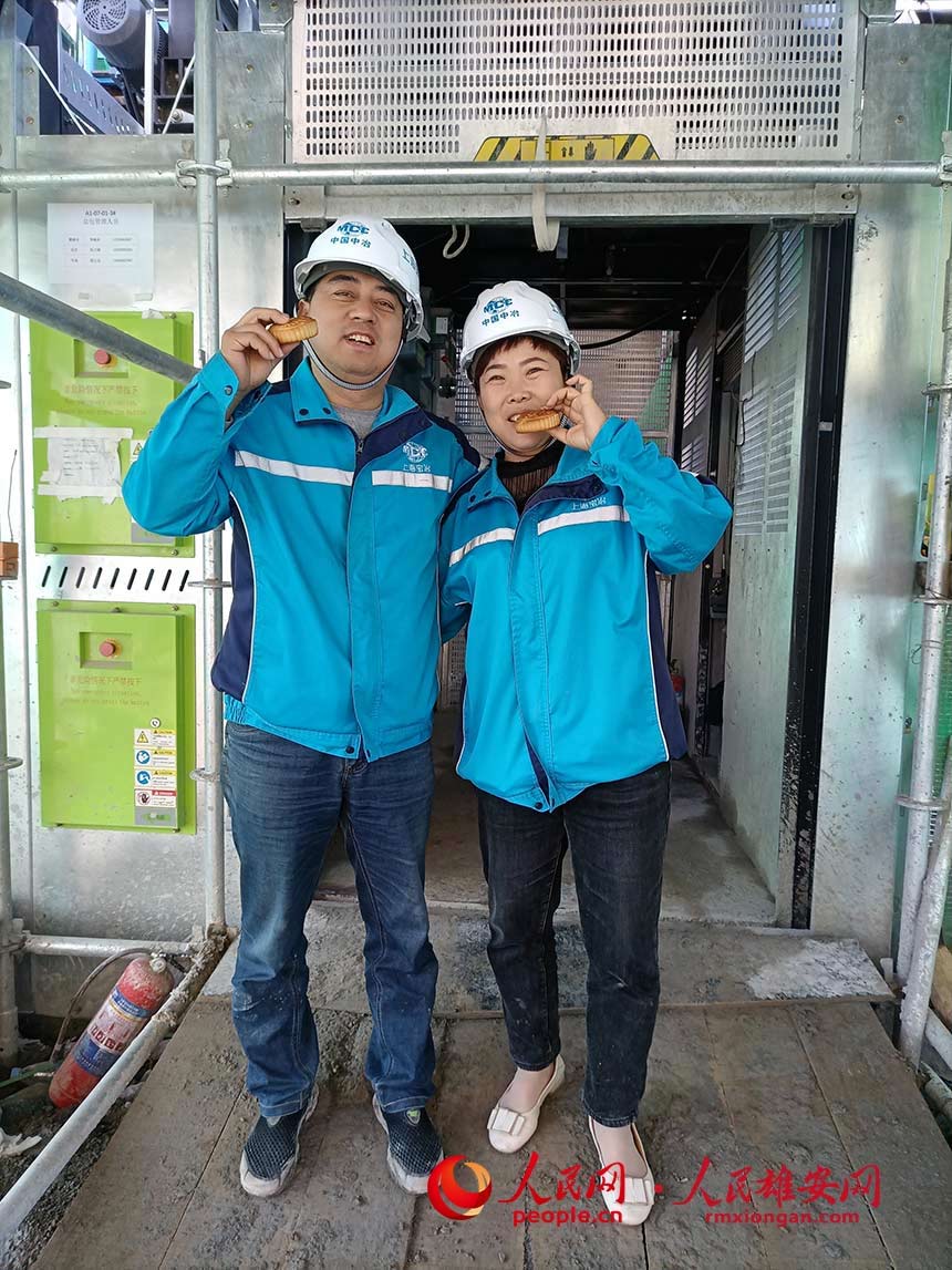 來自河南平頂山的董振武、張素清夫婦是電梯司機,從去年正月初七回到工作崗位,一直沒有回家。中秋節,二人拿著月餅,開心地說,能夠親身參與雄安建設,非常自豪,不管在什么崗位,都會努力工作,多掙點錢,年前早點回家陪陪老人和孩子。