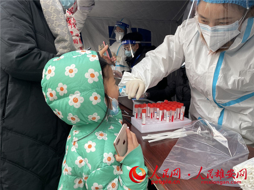 5歲的小女孩對(duì)做核酸有點(diǎn)害怕,在媽媽“后面還有很多人等著呢,勇敢點(diǎn)”和工作人員的鼓勵(lì)下,還是勇敢接受了檢測(cè)。人民網(wǎng) 施云娟攝
