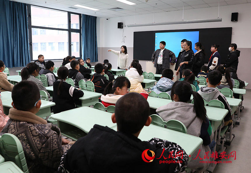 圖為雄安容和樂民小學(xué)開學(xué)首日,新學(xué)期開始因?qū)W生身高變化,老師正在為學(xué)生分座位。人民網(wǎng) 李兆民攝