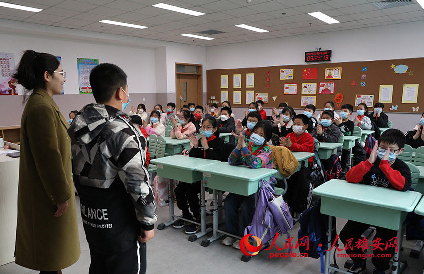圖為雄安容和樂(lè)民小學(xué)開(kāi)學(xué)首日,新入學(xué)的學(xué)生正在進(jìn)行自我介紹。人民網(wǎng) 李兆民攝