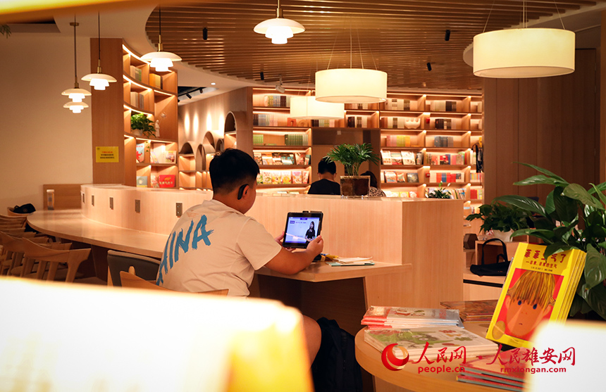 書店內(nèi)留有自由閱讀空間，供居民可免費(fèi)使用。人民網(wǎng)?宋燁文攝