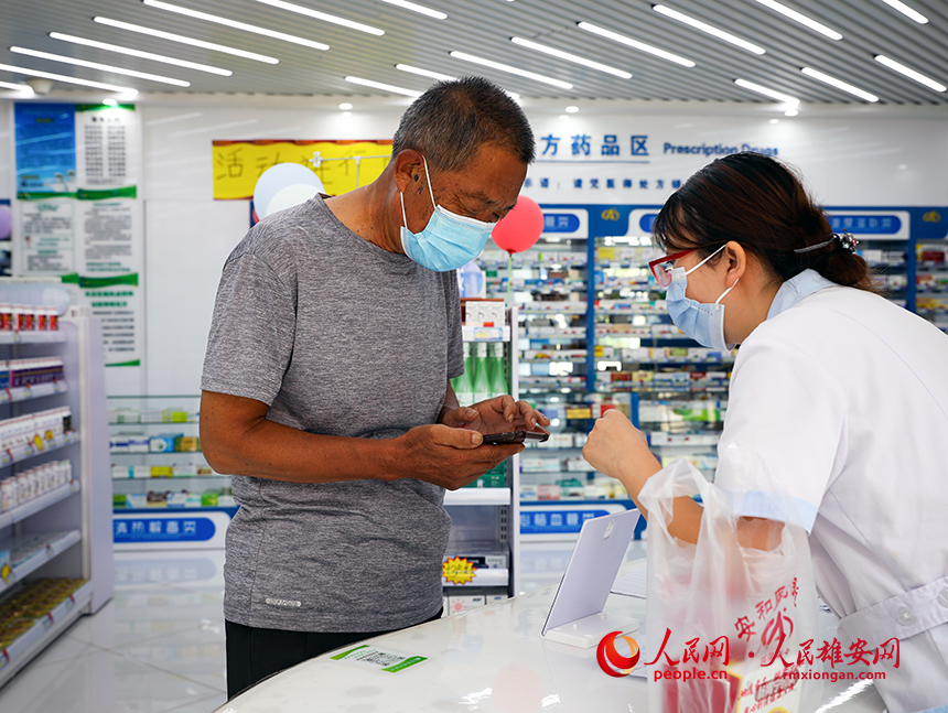 在容東片區(qū)，藥店、菜店、便利店步行5分鐘就能到，很好的解決了居民日常生活剛性需求。人民網(wǎng)?宋燁文攝
