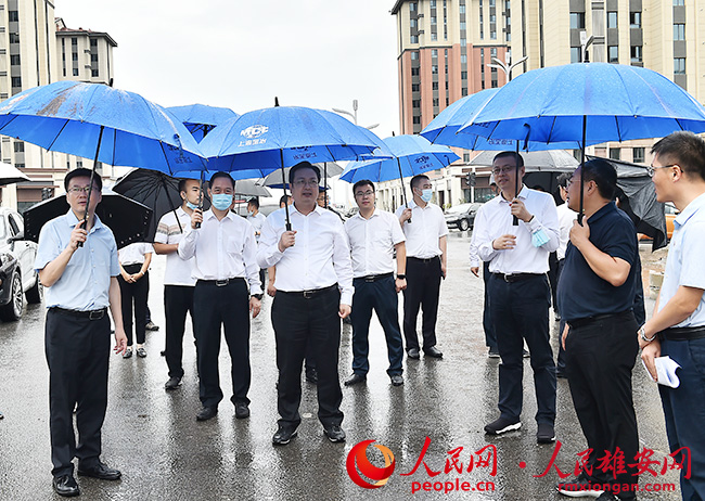 張國(guó)華調(diào)研容東、容西和雄東片區(qū)安置房及配套服務(wù)設(shè)施項(xiàng)目建設(shè)情況并召開專題會(huì)議。劉向陽(yáng)攝