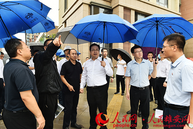 張國(guó)華調(diào)研容東、容西和雄東片區(qū)安置房及配套服務(wù)設(shè)施項(xiàng)目建設(shè)情況并召開專題會(huì)議。劉向陽(yáng)攝
