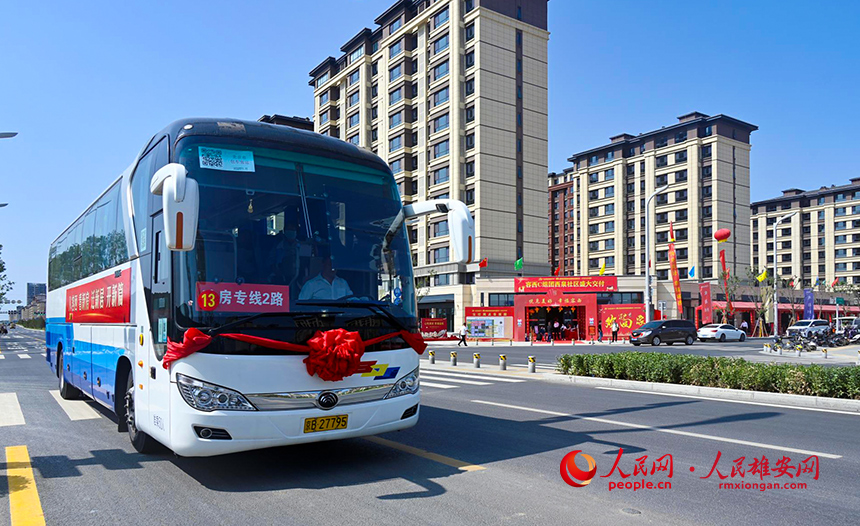搭載著回遷居民的驗(yàn)房專車。胡忠攝