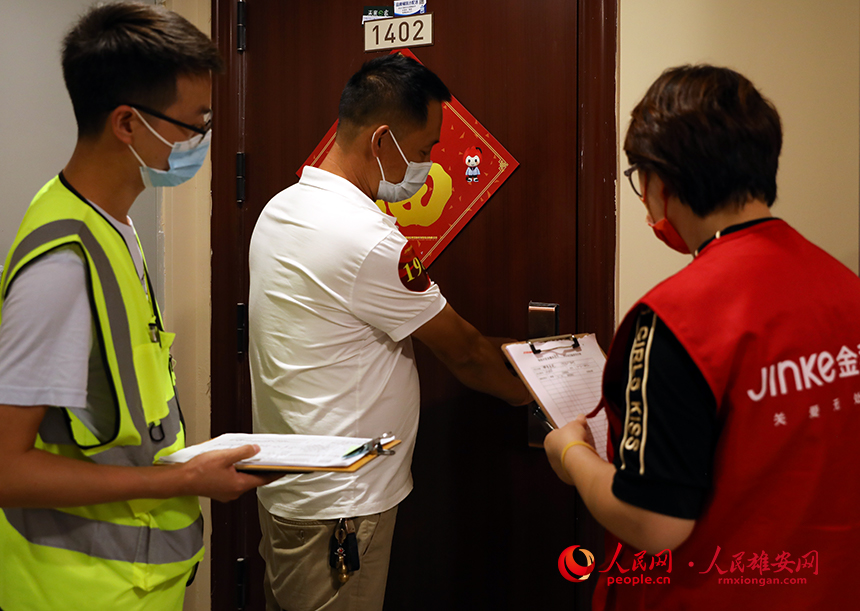 回遷群眾在驗(yàn)房師的陪同下打開新家大門。人民網(wǎng)?宋燁文攝