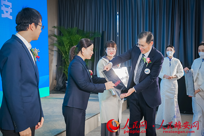 圖為趙豐東為首批“無廢細(xì)胞”創(chuàng)建示范單位獲得者授牌。雄安新區(qū)生態(tài)環(huán)境局供圖