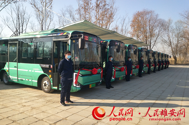 嶄新的公交車整裝待發。安新縣政通公交公司供圖