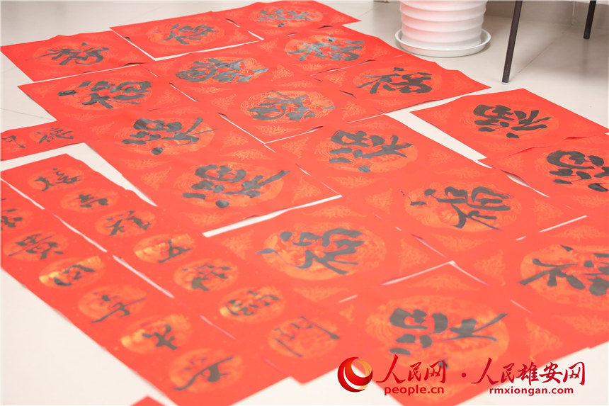 圖為居民們寫的福字。人民網(wǎng) 楊華龍攝