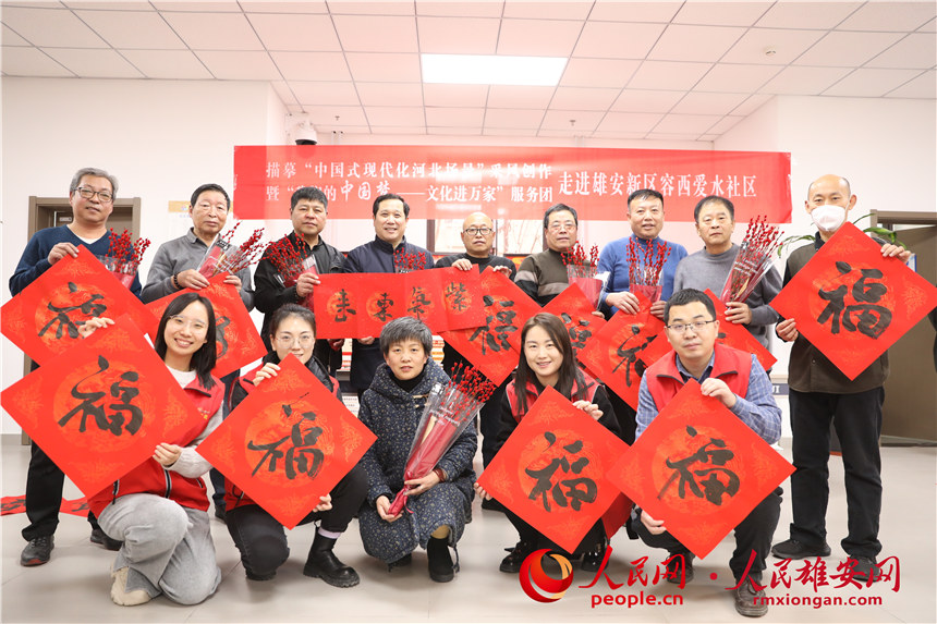 圖為容西片區(qū)愛(ài)水社區(qū)組織寫(xiě)福字、春聯(lián)。人民網(wǎng) 楊華龍攝