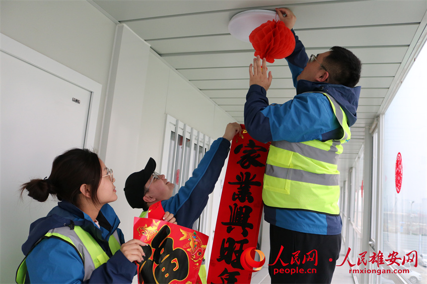 圖為建設(shè)者們正在掛燈籠。中建三局集團北京有限公司供圖