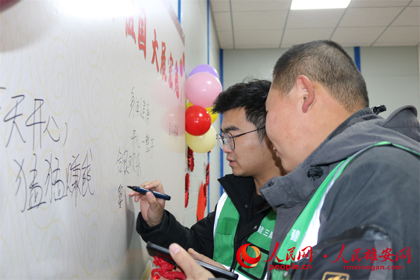 圖為建設(shè)者們寫下新春寄語。中建三局集團北京有限公司供圖