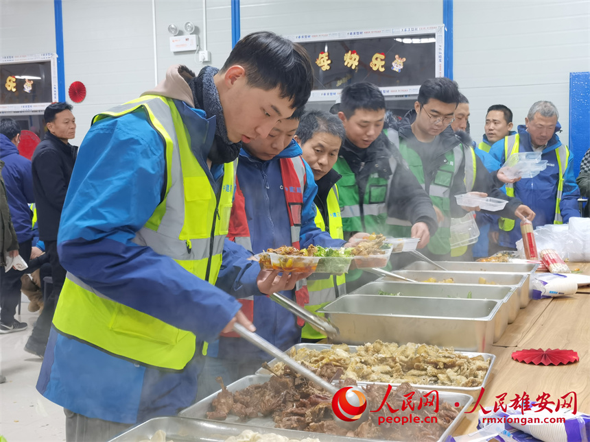 圖為建設(shè)者們歡聚一堂喜迎新春。中建三局集團北京有限公司供圖