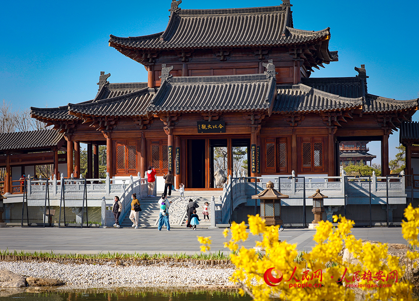 雄安悅容公園一角，不少家長帶著孩子前來游玩。人民網?宋燁文攝