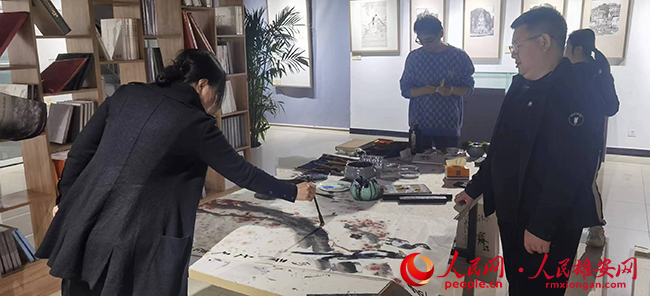 中國美術家協會會員，中國女畫家協會副秘書長曾迎春女士現場創作。2650