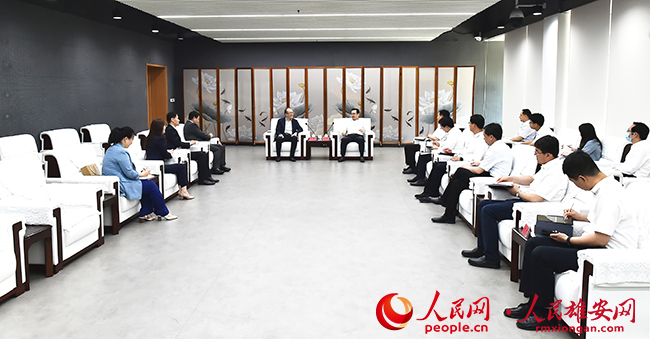 張國(guó)華與西門子（中國(guó)）有限公司執(zhí)行副總裁林斌一行舉行工作座談。劉向陽(yáng)攝