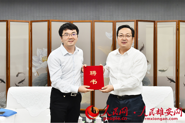 張國華為王繼剛頒發雄安新區特聘專家證書。劉向陽攝