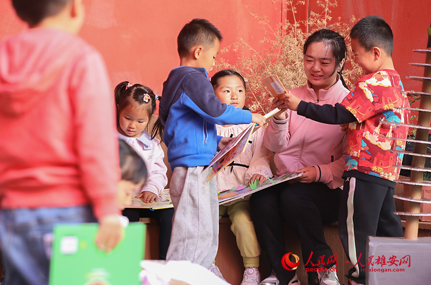 4月23日，雄安北海幼兒園師幼合作在幼兒園白洋淀微景觀進(jìn)行布置，開展荷塘趣味讀書活動(dòng)。人民網(wǎng)記者 李兆民攝