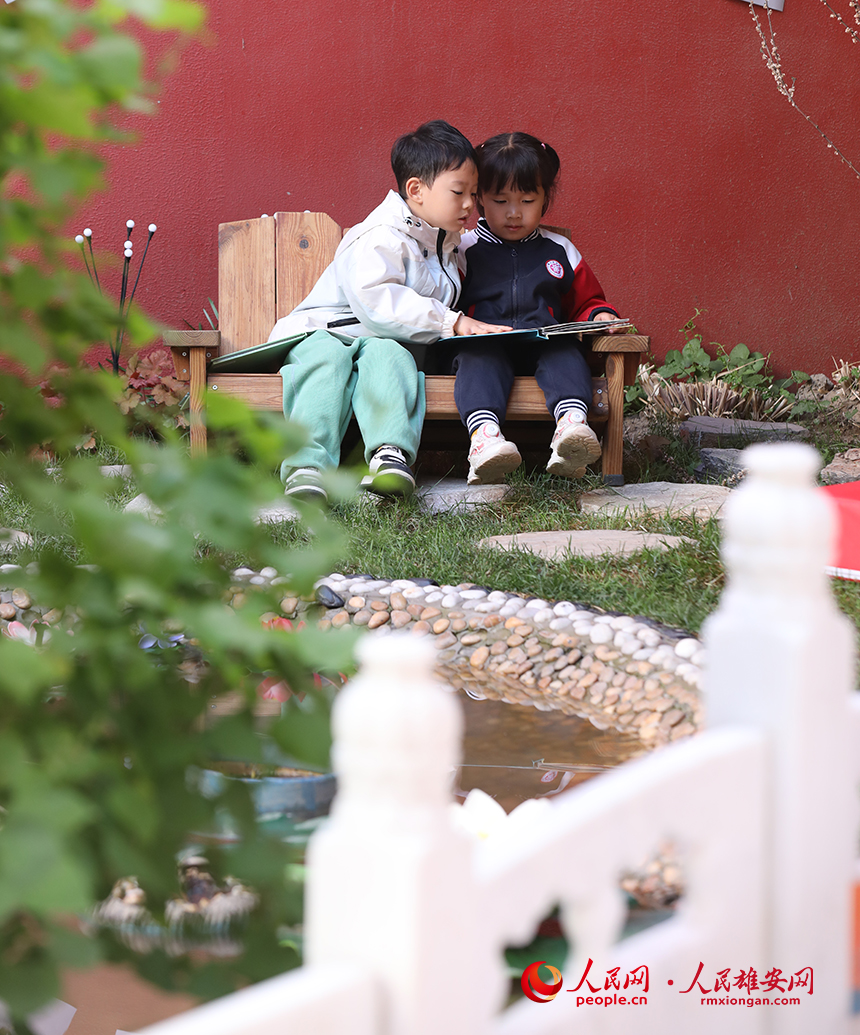 4月23日，雄安北海幼兒園師幼合作在幼兒園白洋淀微景觀進行布置，開展荷塘趣味讀書活動。人民網記者 李兆民攝