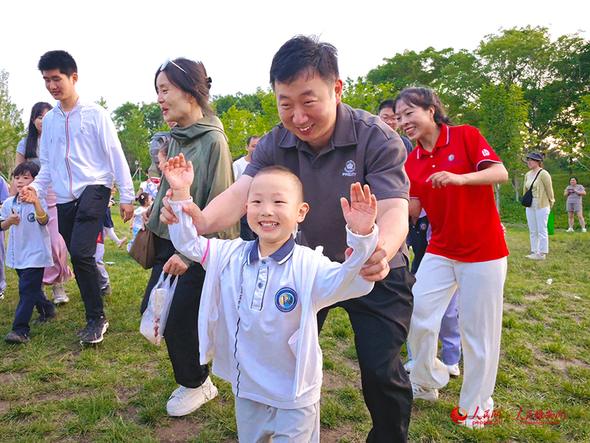 雄安容和容德幼兒園孩子們開始“貓鼠大戰”前的熱身運動。人民網記者 李兆民攝
