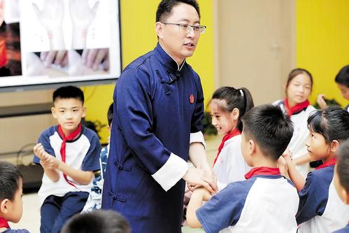 日前，健康中國傳播大廈的金牌講師趙帥把中醫藥知識送進小學校園科普課堂。 中國雄安集團供圖