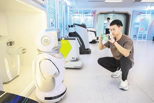 2024年7月28日，雄安機器人大廈內，市民在雄安未來之城場景匯展廳參觀。（本報資料片） 本報記者田明攝
