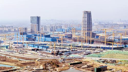 3月15日，雄安新區啟動區中國中化大廈項目建設現場。被譽為“金蘆葦”的中國中化大廈，由16根定制款混凝土柱托起。本報記者 田明攝