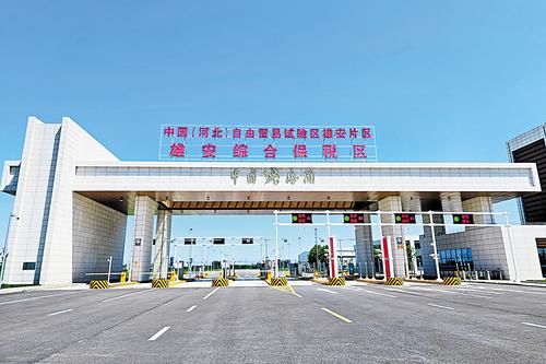 近日拍攝的雄安綜合保稅區智能卡口系統。通過識別車牌、重量比對，閘機迅速抬桿，實現“秒級通關”。楊思雨攝