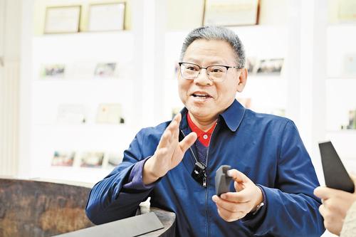 近日，王華明院士向記者展示團隊成功研發生產出的激光增材制造鈦合金構件，該構件已在飛機上實現裝機應用。 趙榮昊攝