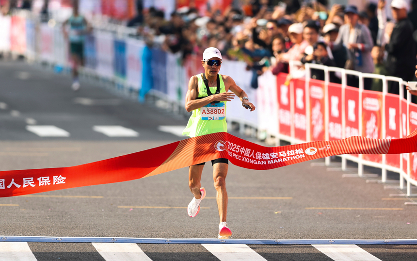2025雄安馬拉松男子組半程馬拉松選手狄鋆以第一名身份沖線。雄安馬拉松組委會供圖