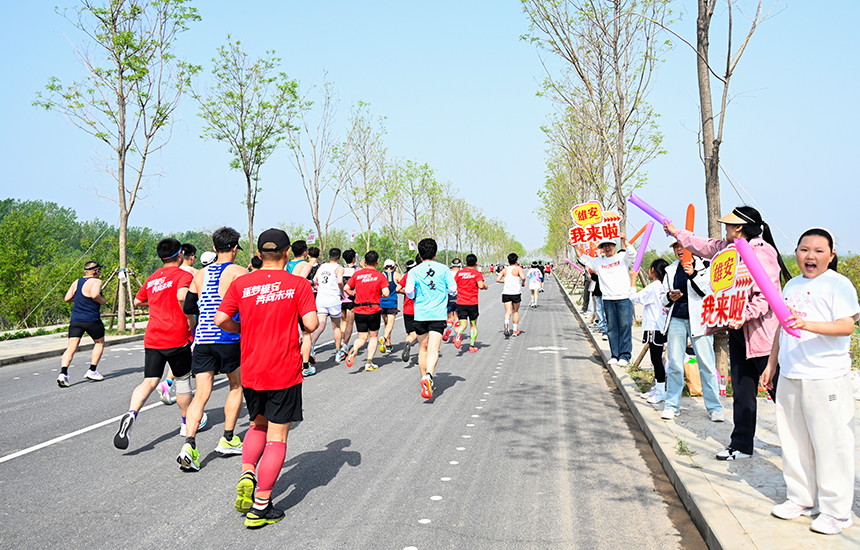 參與2025雄安馬拉松的跑者奔跑在“未來之城”。胡忠攝
