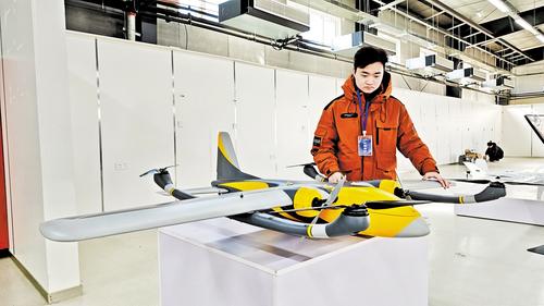 2月23日，安新縣無人機創(chuàng)新基地內(nèi)，北通（雄安）航空科技有限公司工作人員介紹新款無人機用途。本報記者 曹 錚攝