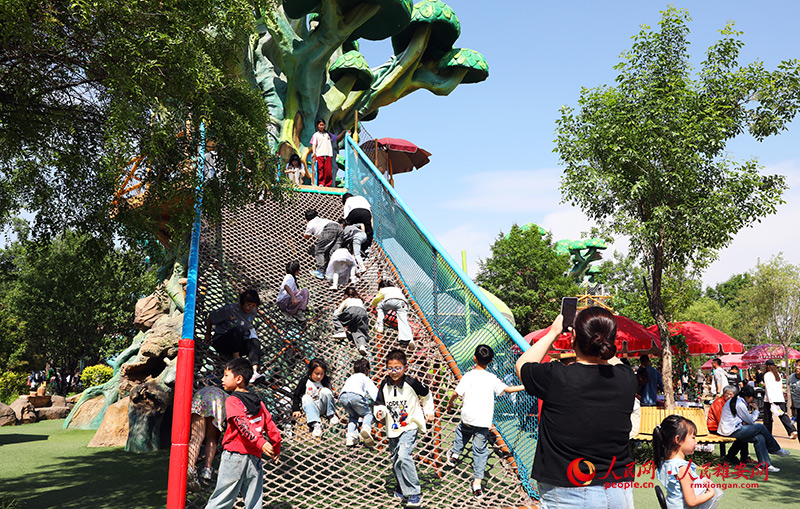 15月1日，節假日期間，占地數百畝的雄安辛瑪動物樂園迎來了家庭出游“熱潮”。人民網記者 宋