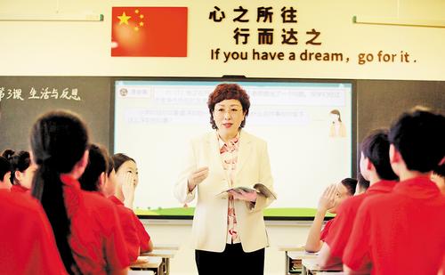 4月25日，雄安容和金源小學(xué)校長(zhǎng)陳曉輝在課堂上為學(xué)生講課。 本組圖片由本報(bào)記者劉光昱攝