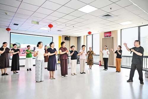6月6日，雄安新區賢溪社區黨群服務中心的多功能活動廳內，社區合唱團正在排練。 本組圖片由雄安媒體中心提供