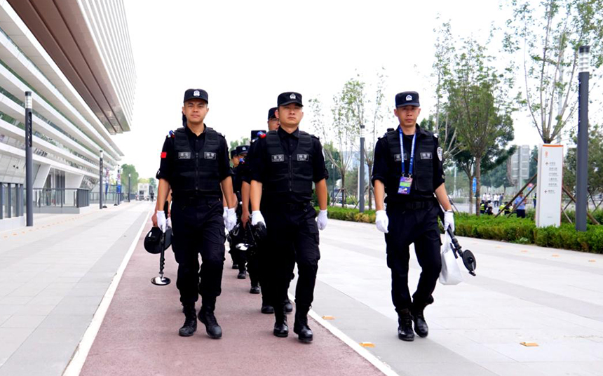 執勤民警對賽事場館及周邊區域進行安全檢查。雄安新區公安局供圖