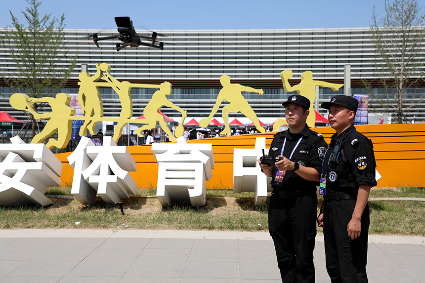 執(zhí)勤民警利用警用無人機(jī)在賽事區(qū)域?qū)崟r(shí)巡查，通過空中喊話疏導(dǎo)聚集人群。雄安新區(qū)公安局供圖